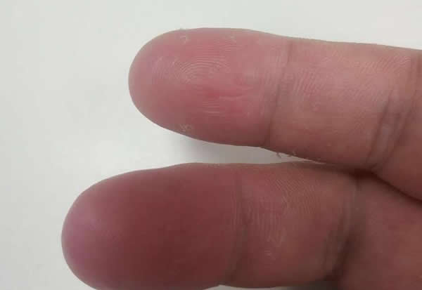 按了十多次指紋，終于打開了門，該換智能鎖了啊