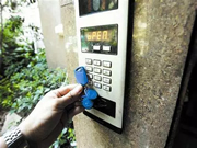 南京物聯：單元門口也會設置單元門禁，驗證身份