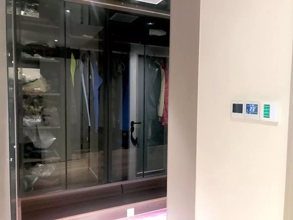 紫光物聯(lián)智能家居CEO葉龍到訪業(yè)主家庭調(diào)研產(chǎn)品效果