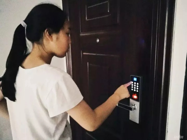 豪力士智能指紋鎖：如果你也經常忘帶鑰匙，就裝一把智能鎖吧！