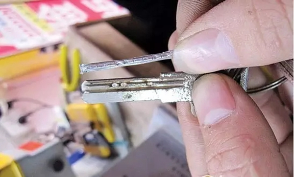 紐威爾智能鎖專注美學與科技的融合，為客戶提供優質產品