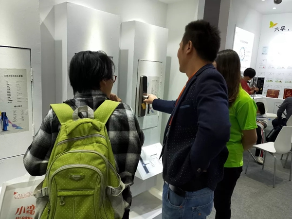 六孚攜大拉手、Z系列三款推拉鎖“踢館”上海五金展