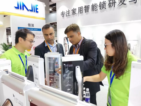 六孚攜大拉手、Z系列三款推拉鎖“踢館”上海五金展