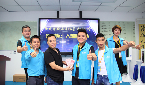 德犬體驗店成功案例：年輕人創業選擇比努力更重要！