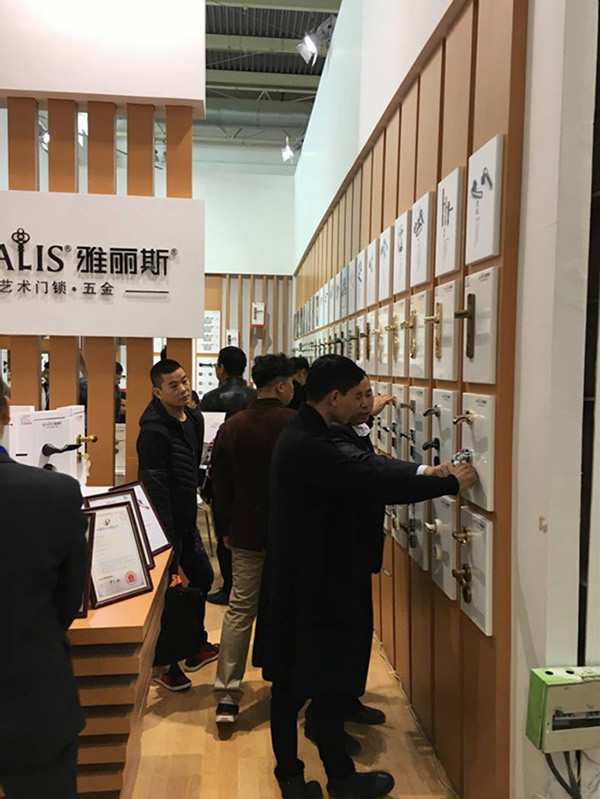 簡約新風尚匯聚于此--記2017北京國際門展首日