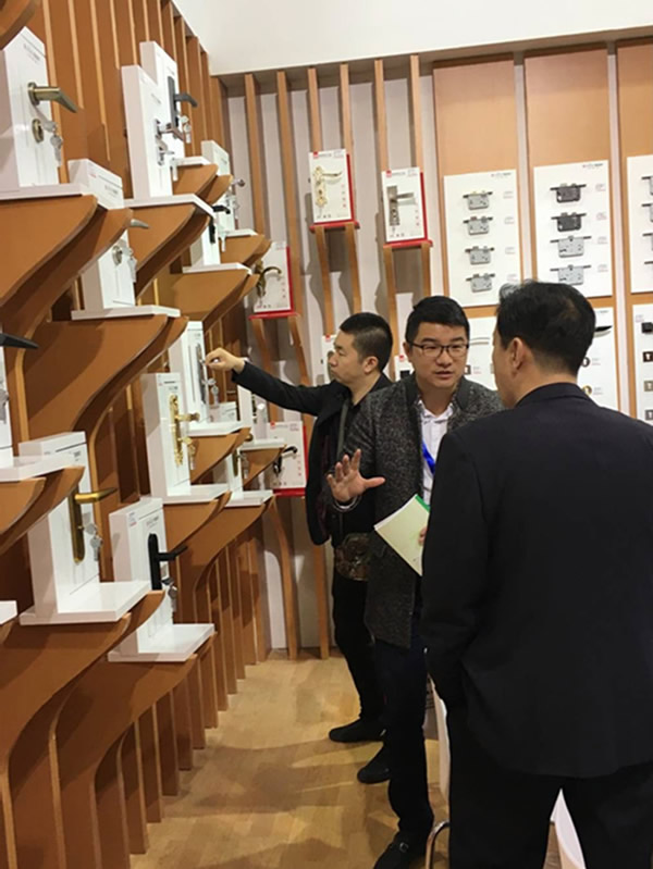 簡約新風尚匯聚于此--記2017北京國際門展首日