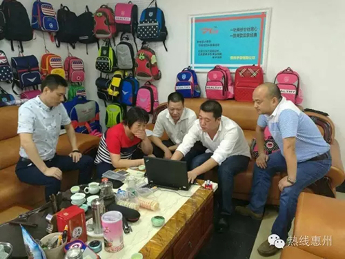 開學(xué)在即，你該給孩子買個德犬護脊減負(fù)健康書包了