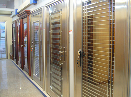 防賊防盜防老王，家庭安全靠德犬