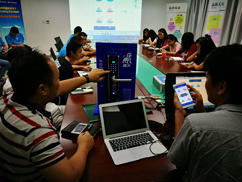 【德犬手機(jī)門鎖】開會(huì)沒(méi)玩手機(jī)被老板批評(píng)了，藍(lán)瘦…香菇…