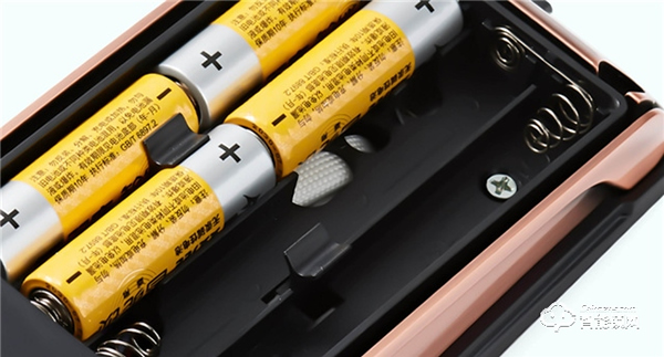 十一假期歸來，智能鎖沒電了該怎么辦？揚子智能鎖教你3秒解決！