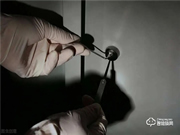 【皇家金盾人臉鎖知識(shí)小課堂】裝智能鎖時(shí)天地鉤到底有沒(méi)有必要裝？