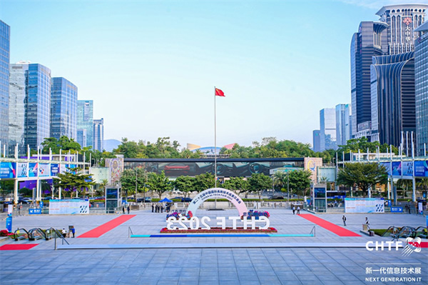 沉浸式體驗(yàn)高交會(huì)IT展上的各類智能終端設(shè)備