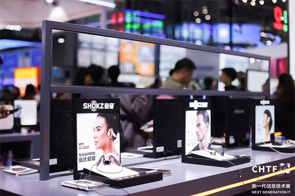 沉浸式體驗(yàn)高交會(huì)IT展上的各類智能終端設(shè)備