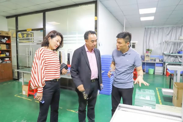 粵港澳大灣區企業家總商會蒞臨皇家金盾智能鎖參觀_1